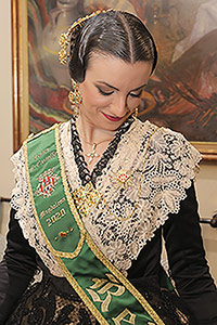 BP entrega la joya araña a la reina de las fiestas de la Magdalena, Carmen Molina Ramos