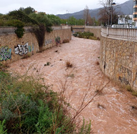 Calles anegadas y cortes de barrancos en Benicàssim debido al temporal