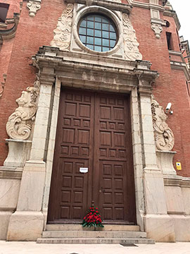 Flores en la capilla Purísima Sangre de Jesús en Viernes Santo de confinamiento