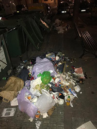 Peligros que supone el abandono de las bolsas de basura junto a los contenedores