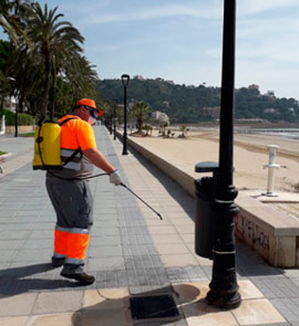 Benicàssim intensifica la limpieza y desinfección en los paseos marítimos