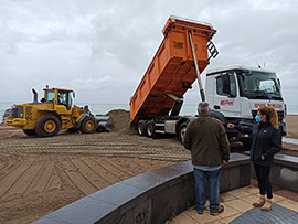 Se inician los trabajos de reposición de arena en las playas de Benicàssim