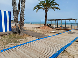Benicàssim reactiva el sábado el servicio de baño adaptado en la playa Almadraba
