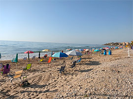 Hasta 750 euros de sanción por la colocación de sombrillas para reservar espacio en la playa en Oropesa