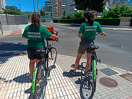 Depositar la basura fuera del horario establecido es la infracción más observada por los educadores ambientales en Benicàssim