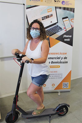 Dolores Martí Monzó  agraciada con el patinete electrónico de la campaña comercio Benicàssim