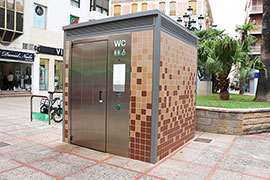Instalación de seis nuevos baños públicos adaptados e inclusivos en Castelló