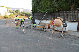 Benicàssim realiza rebajes en aceras para mejorar la accesibilidad en la Gran Avenida