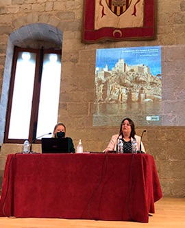 Peñíscola descubre los detalles de la rehabilitación del castillo en una conferencia de Pepa Balaguer