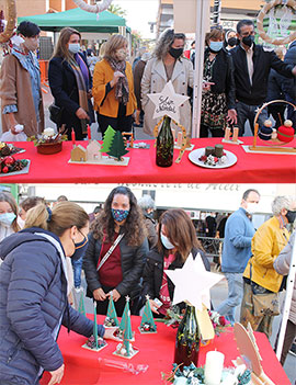 30 años de solidaridad. La calle Santo Tomás de Benicàssim acoge el XXX Mercadillo Navideño Solidario del Grup Viure