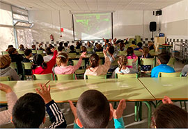 Alumnado de Primaria de Benicàssim conversa con un elfo de Papá Noel por videoconferencia