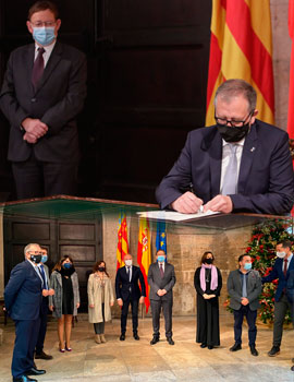 El presidente de la Diputación firma en el Palau de la Generalitat un convenio con el president Puig y la Federación Valenciana de Municipios y Provincias