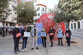 Entrega de los premios a los tres escaparates del comercio local ganadores del concurso navideño