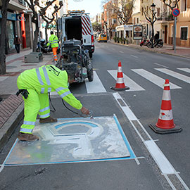 Benicàssim realiza labores de repintado de señalización horizontal