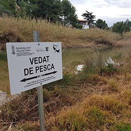 Instaladas de las señales que advierten de los cotos de pesca en la la Desembocadura del río Mijares