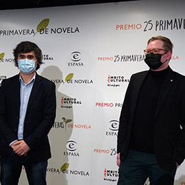 Los ingratos de Pedro Simón se alza con el premio Primavera de Novela