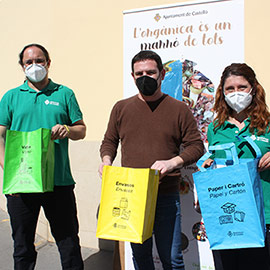 El equipo de Educación Ambiental de Castelló facilita el reciclaje en los hogares de la ciudad