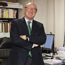 El notario Ernesto Tarragón Albella recibe la condecoración de la Orden de San Raimundo de Peñafort