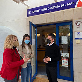 Virginia Martí visita la Tourist Info de Oropesa