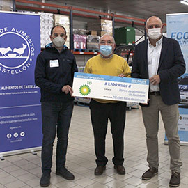 BP España entrega un cheque por un importe de 1.100 kilos de comida al Banco de Alimentos de Castellón