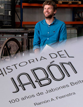 El profesor de la UJI Ramón Feenstra presenta el libro Historia del jabón. 100 años de Jabones Beltrán