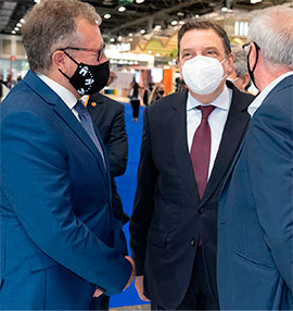 El presidente de la Diputación José Martí recibe en Fitur al ministro de Agricultura, Pesca y Alimentación Luis Planas