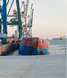 El buque Nazmuye Ana vuelca en el muelle de la Cerámica del puerto de Castellón