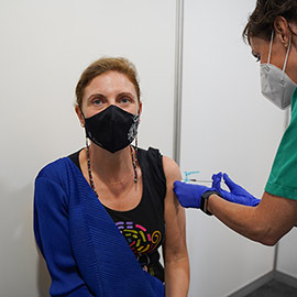 Amparo Marco, alcaldesa de Castelló, recibe la vacuna contra la covid-19