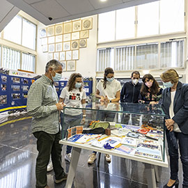 El Servicio de Deportes muestra la historia deportiva de la UJI en una exposición con fotos, trofeos y otros materiales