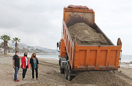 Benicàssim aporta 5,5 toneladas de arena para el acondicionamiento de la playa Heliópolis