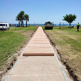 El Ayuntamiento de Oropesa coloca pasarelas en Amplàries para facilitar el acceso a la playa