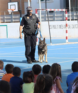 La Policía Local de Onda conciencia en seguridad ciudadana al alumnado de l´Escoleta d´estiu