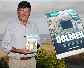 El escritor Manuel Pimentel presentó su último libro Dolmen