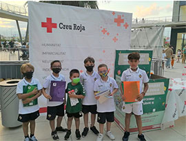Jóvenes futbolistas de la Cantera del CD Castellón en Estepark colaborando solidariamente con los más necesitados
