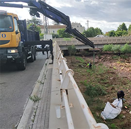 Benicàssim intensifica las labores de limpieza en barrancos urbanos y perímetro de las urbanizaciones de montaña