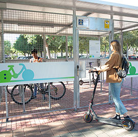 Más de cien personas ya tienen acceso a los parkings vigilados para bicicletas y patinetes UJI