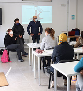 Onda incorpora una intérprete de lengua de signos en los cursos formativos en su apuesta por la inclusión