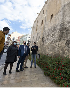 José Martí visita los trabajos de recuperación de las pinturas fingidas de la Arciprestal de Vinarós