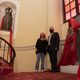 La Diputación tiñe de rojo las esculturas del Palacio Provincial para sensibilizar contra la violencia de género