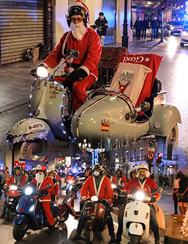 Los Papa Noël del Club Vespa Castellón recorren la ciudad