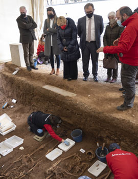 El presidente de la Diputación de Castellón asiste a la exhumación de los restos del presidente de la Diputación José Hernández Merlo