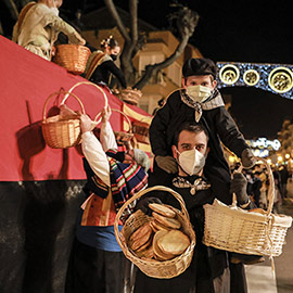 Benicàssim recupera el tradicional acto de reparto y bendición de la Coqueta