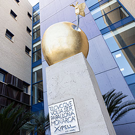 La UJI presenta la escultura diseñada por Joan Montañés Xipell y realizada por el Sergio Cabedo