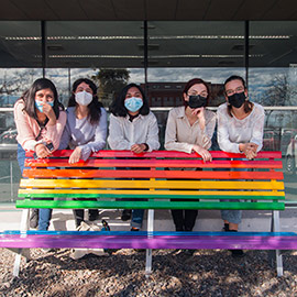 El Máster de la Paz de la UJI celebra el día de San Valentín con los colores de la inclusividad, la valentía y la diversidad de la bandera LGTBIQ+