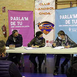 Ballester atiende las peticiones del Club Handbol Onda