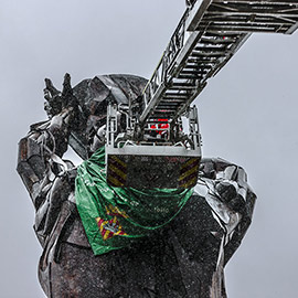 Imposición del pañuelo gigante magdalenero a Tombatossals