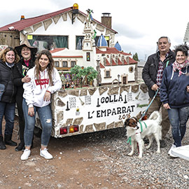 Carros engalanados en la romería de les canyes