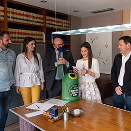 La gaiata número 7  ´Cor de la Ciutat´ y la colla Serrutxadors, ganadoras de la campaña de reciclaje de vidrio de Magdalena