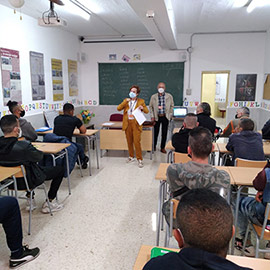 La Asociación de Autores de Castellón visita la cárcel para fomentar el hábito de lectura entre los internos