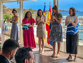 La concejala de Turismo de Castelló, Pilar Escuder recoge las dos banderas azules para las playas del Gurugú y el Pinar de Castelló